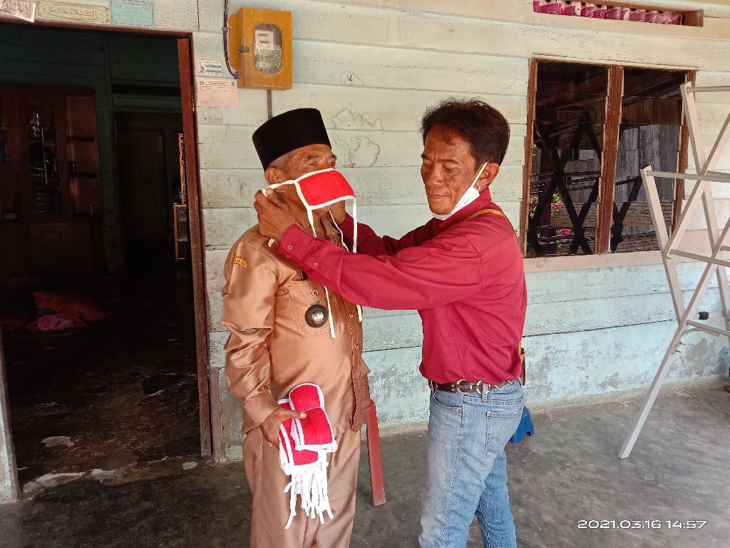 Penyerahan Masker Kepada Kepala Desa Pasir Putih Kecamatan Balai Jaya  